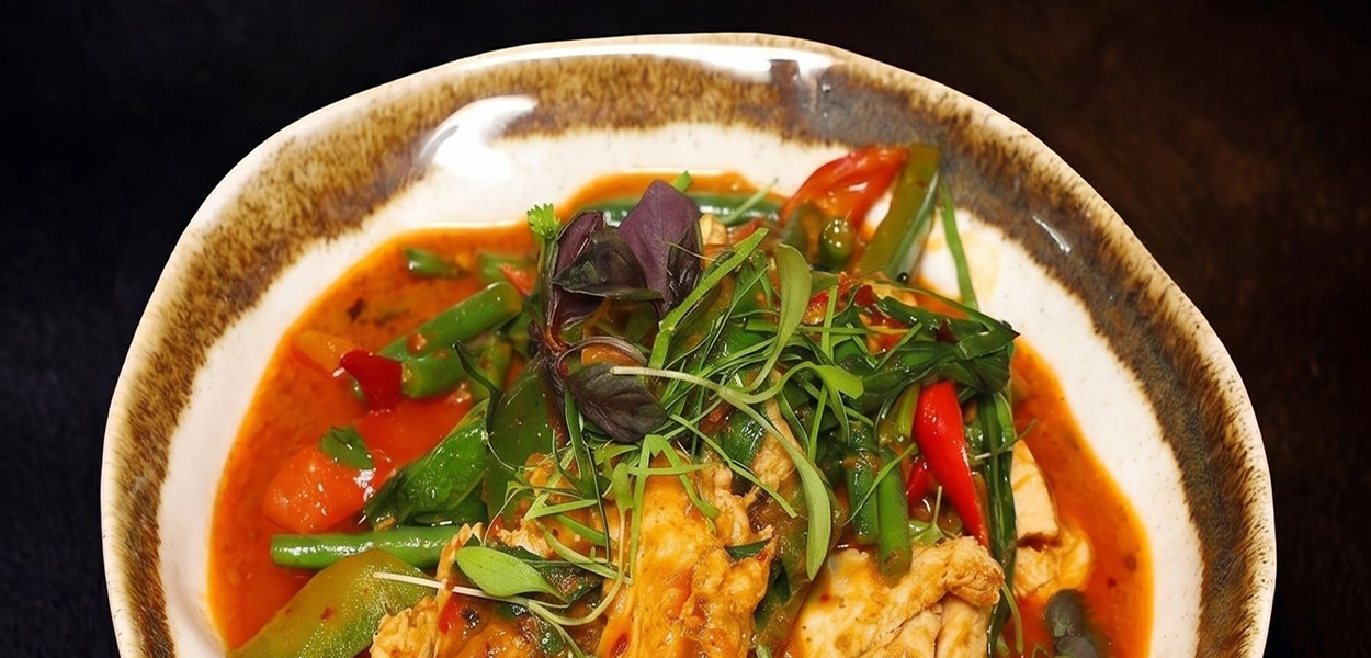 Green curry finished in the pan
